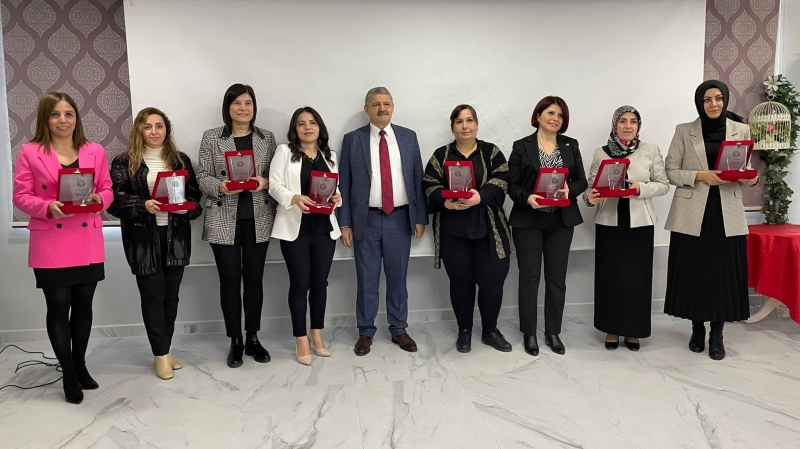 Bartın’a değer katan kadınlara plaket