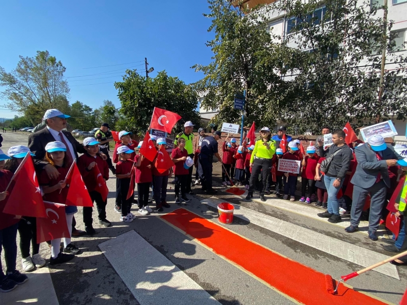 Bartın’da Türkiye ile eş zamanlı olarak etkinlik gerçekleştirildi.. Trafikte yaya önceliğine dikkat çekildi!