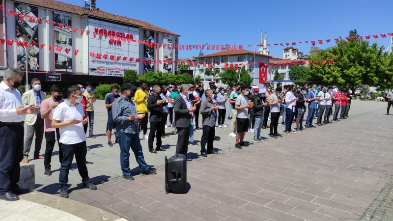 Bartın’daki Arap gençler İsrail’i protesto etti