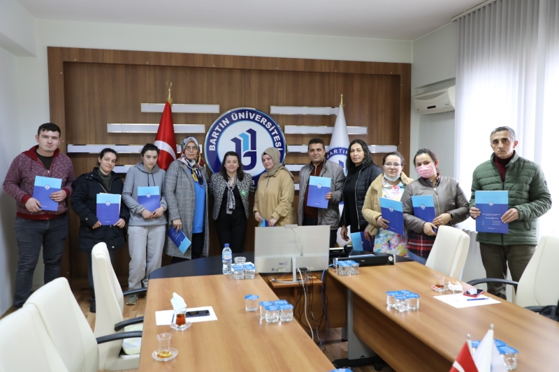 Başarılı kursiyerler belgelerini aldı