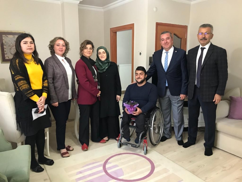 Başarılı tenisçiye anlamlı ziyaret