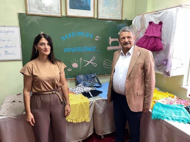 Başkan Akın sergi açılışına katıldı