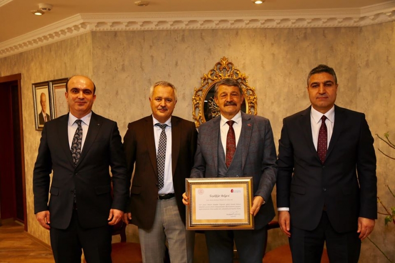 Başkan Akın teşekkür belgesini teslim aldı