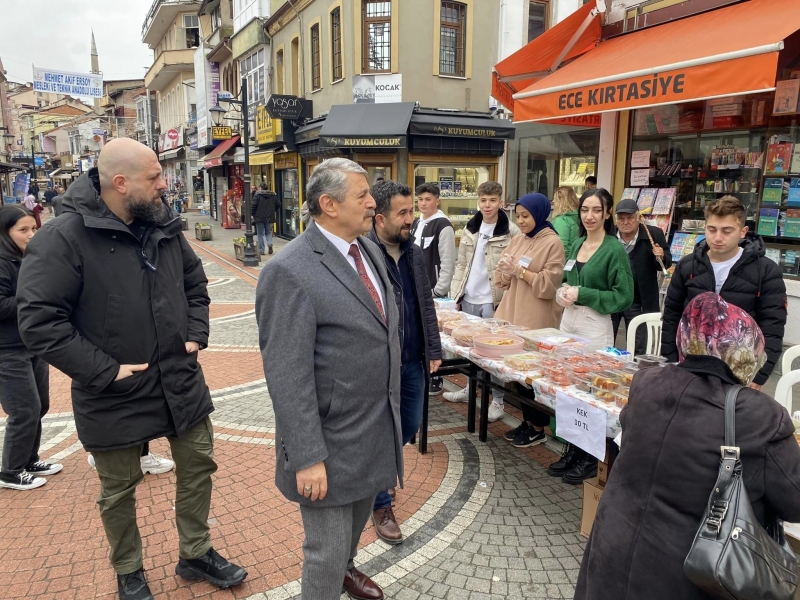 Başkan, depremzedeler için düzenlenen kermese katıldı