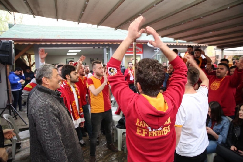 Başkan derbiyi vatandaşlarla izledi