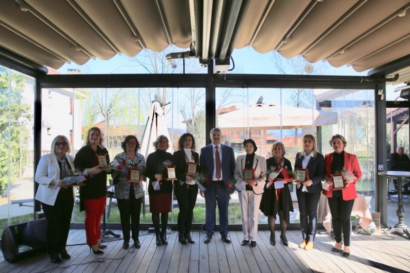 Başkan, kente değer katan kadınlara plaket verdi