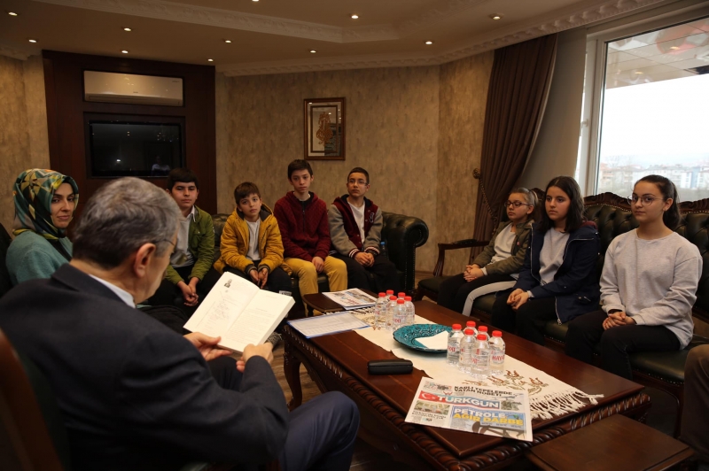 Başkan, küçük misafirlerine kitap okudu