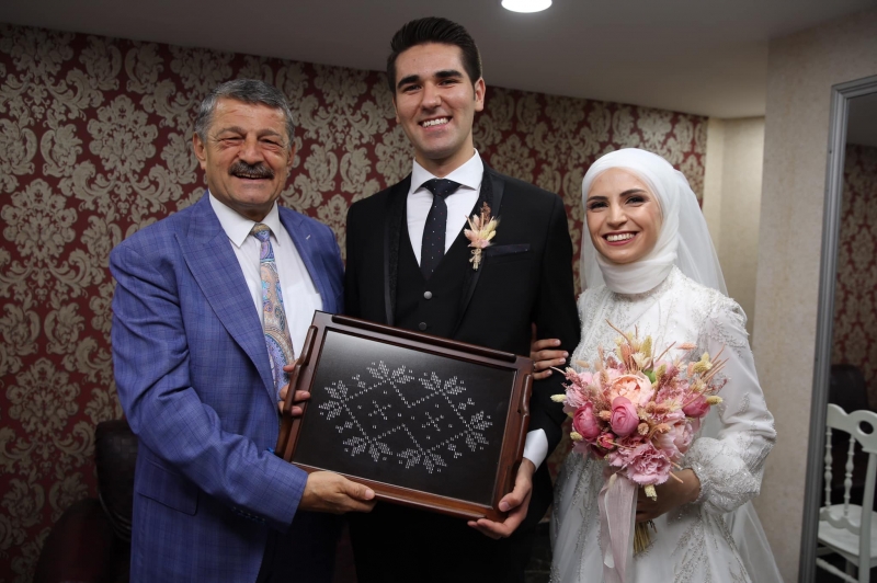 Başkan mutluluklar diledi