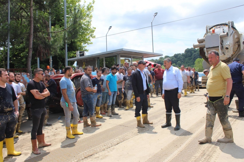 Başkan sel sularına maruz kalan fabrikayı ziyaret etti