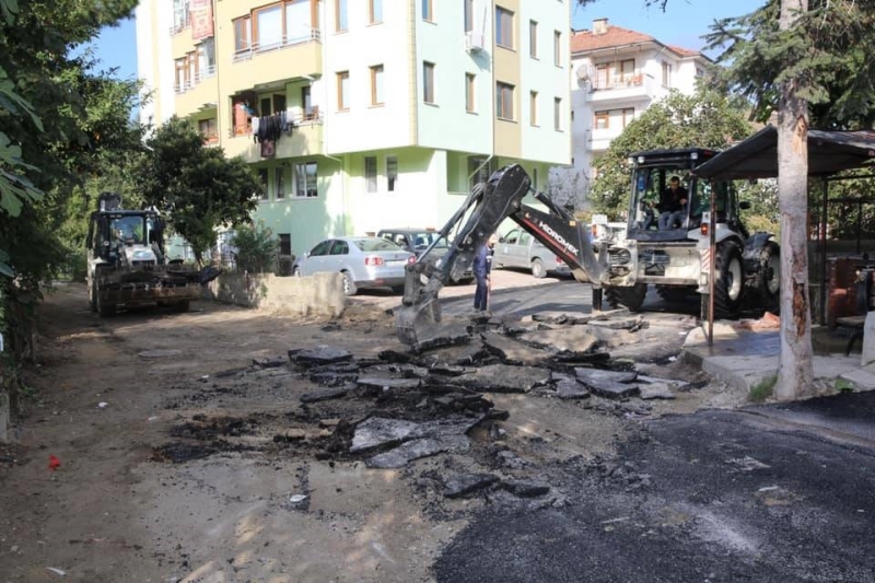 Başkan sıcak asfalt ile yol düzenleme çalışmalarını inceledi