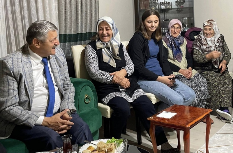 Başkan talepleri dinleyip, hizmetleri anlatıyor