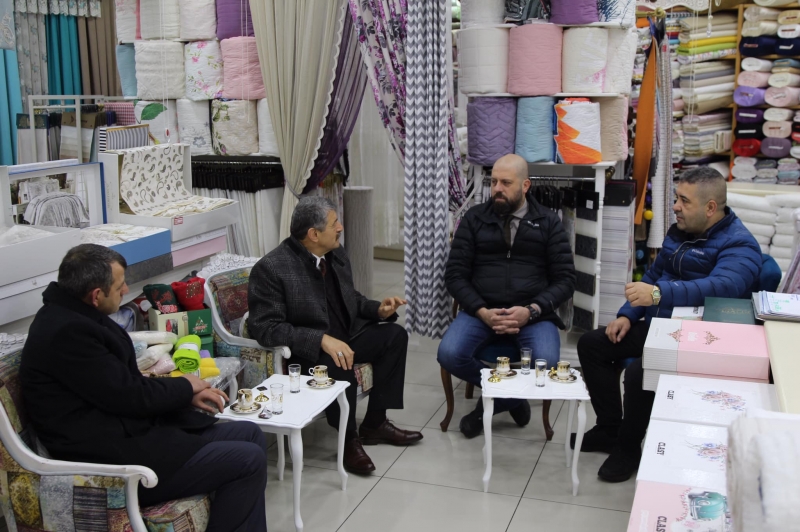 Başkan yardımcılarıyla esnaf turundaydı