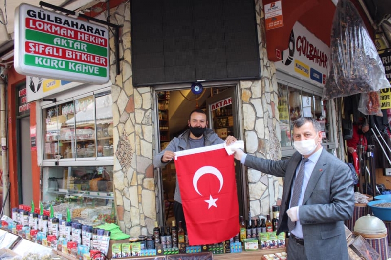 Belediye 3 bin bayrak dağıttı
