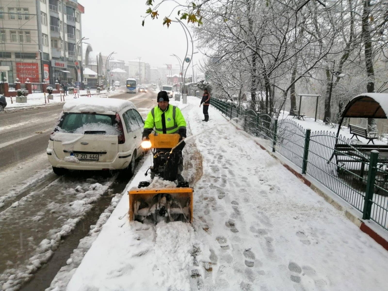 Belediye karla mücadeleye devam ediyor