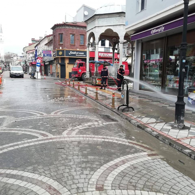 Belediye sokakları yıkamaya devam ediyor