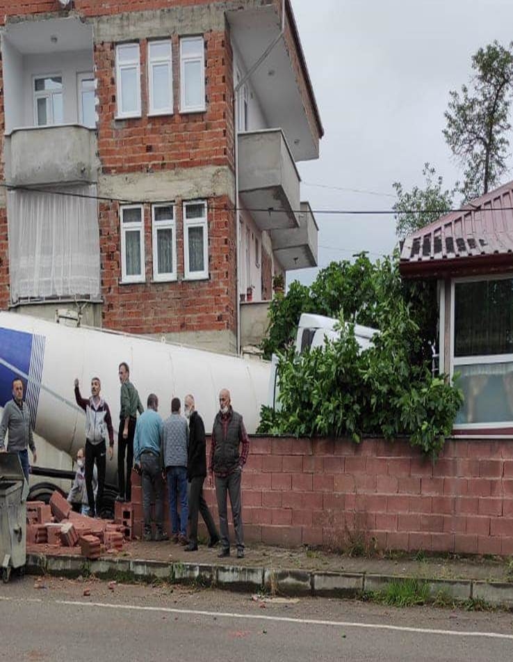 Beton mikseri evin bahçesine daldı