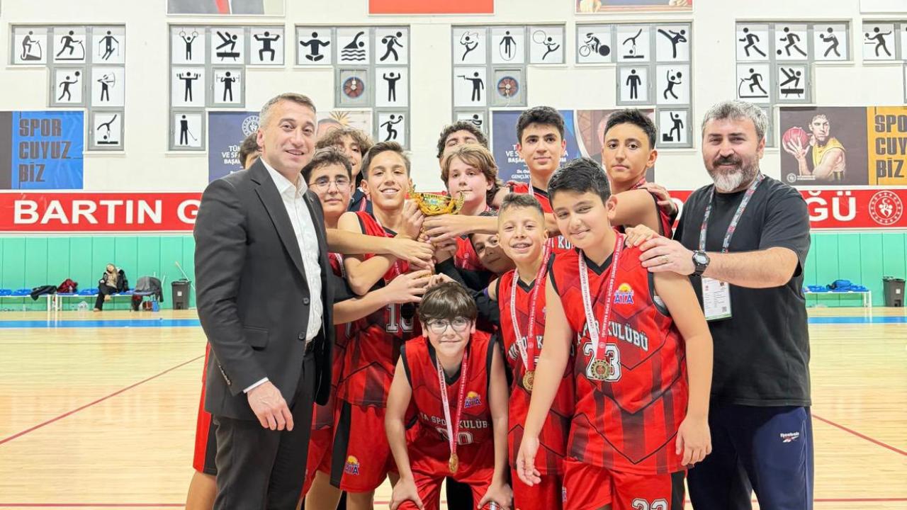 Ata Su Spor'a kupasını Akkaş verdi